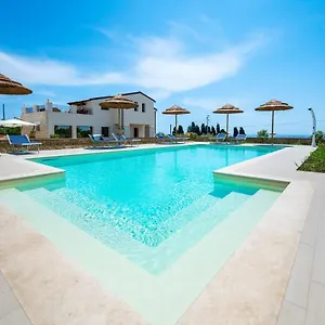 Couette-café Carmiano Luxury Bedrooms In In The Province Of Syracuse With And Swimming Pool And Wonderful Seaview, Avola